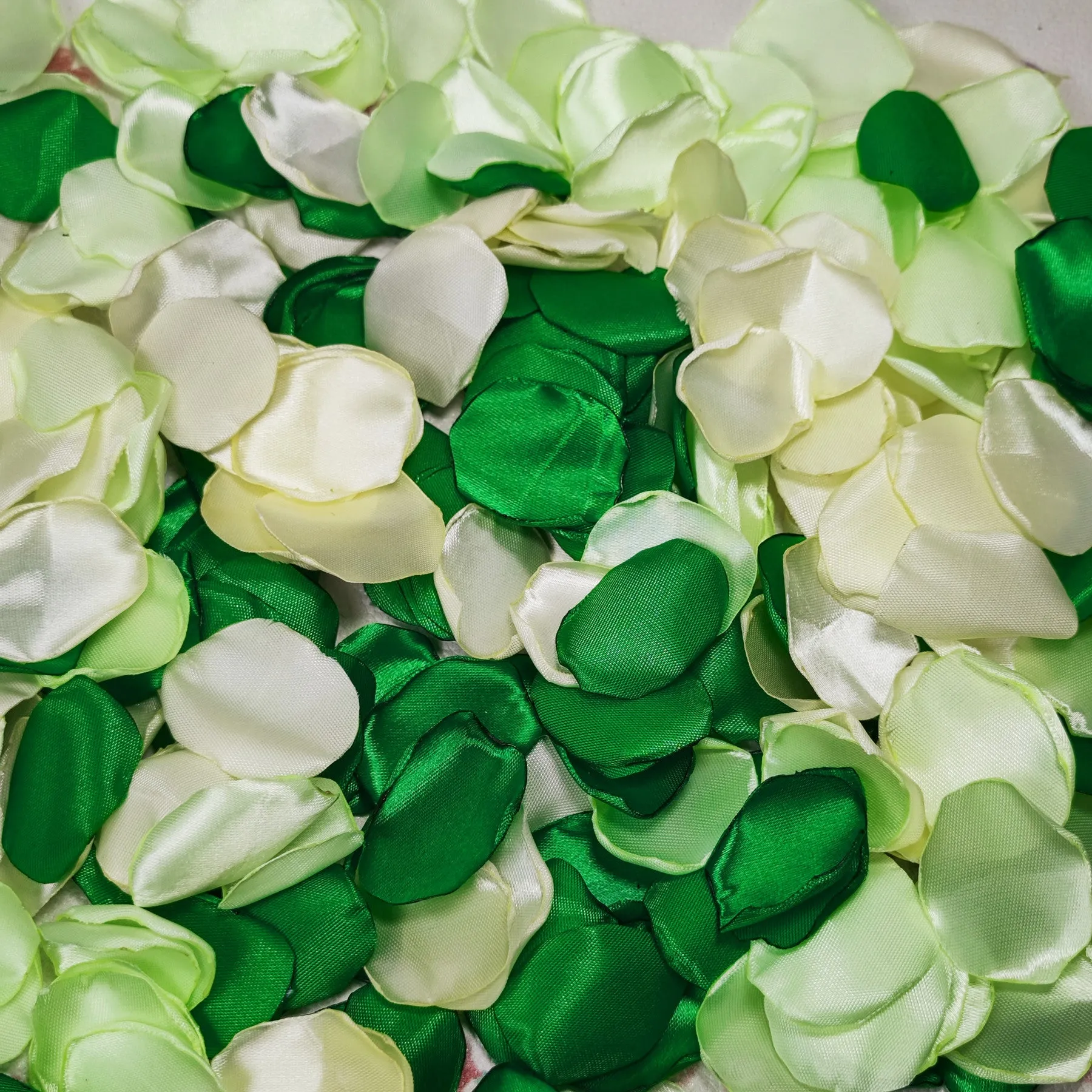 Clearance Exclusive 600pcs Mixed Green Cream Silk Rose Petals Wholesale